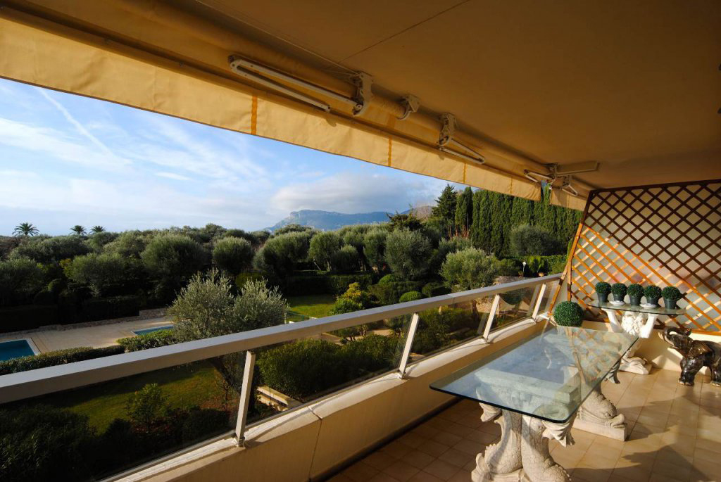 APPARTEMENT TROIS PIÈCES AVEC BELLE TERRASSE - RFC40190117AV