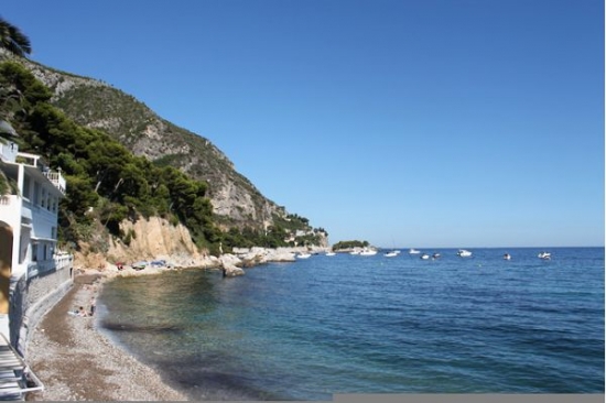 Magnifique appartement avec accès direct à la plage, avec une piscine et un pool house séparé