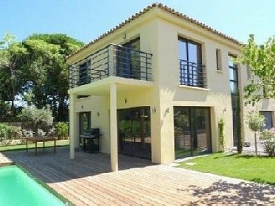 Villa contemporaine avec un jardin et une piscine chauffée