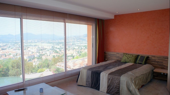 Nouveau et ensoleillé villa avec vue imprenable sur la mer et de Cannes