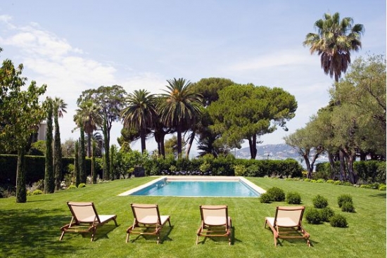 Belle villa avec tourelle fabuleuse sur le toit