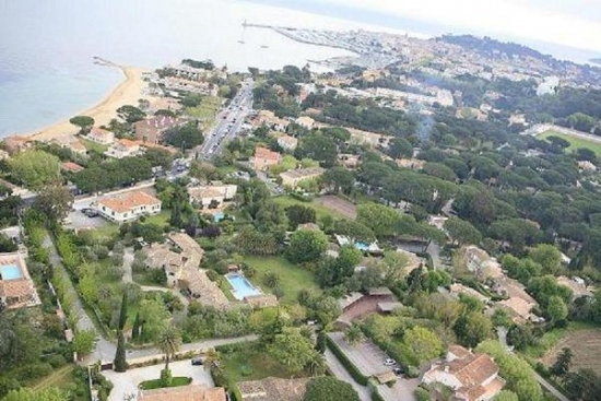 La villa originale, en pierre à quelques pas de la mer