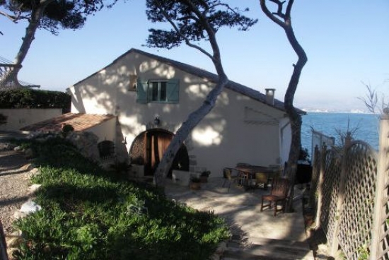 Un chalet confortable près de la mer avec vue sur la mer et les Alpes enneigées