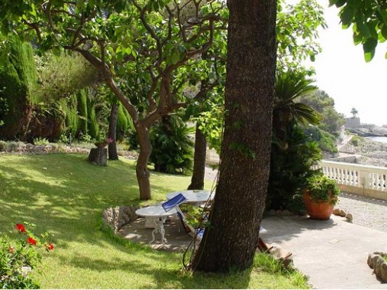 Villa avec une belle terrasse avec vue sur la mer Méditerranée