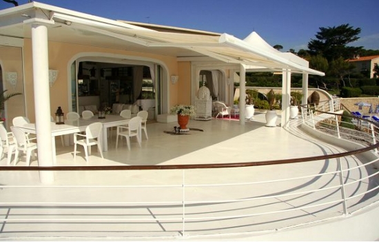 Beautiful luxury villa right by the sea