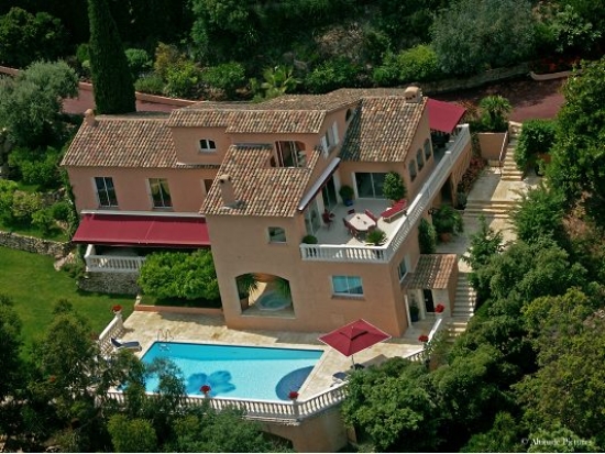 Сonfortable et prestigieuse villa sur les collines de Super Cannes