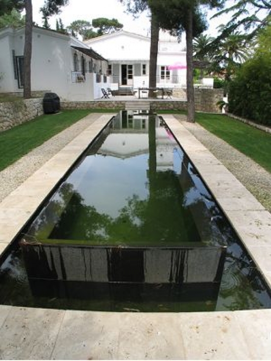 Cette belle villa est située au Cap d' Antibes