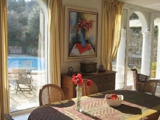 Belle villa avec vue sur la mer dans un style italien élégant