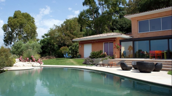 La villa entièrement nouvelle et plein de soleil avec vue imprenable sur la mer et Cannes