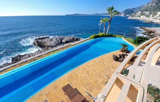 Belle villa avec accès direct à la mer à proximité de Monaco
