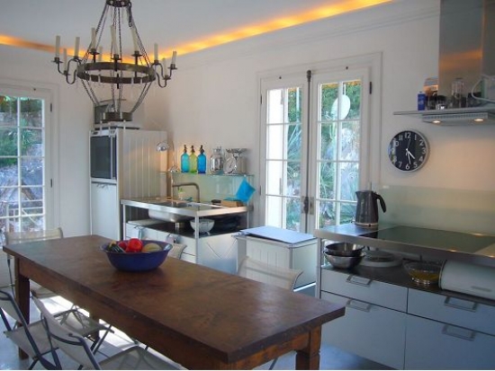 Villa blanche luxe avec jardin bien entretenu