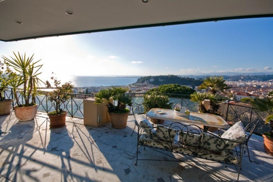 Великолепная двухэтажная квартира, расположенная в престижном квартале Монт Барон