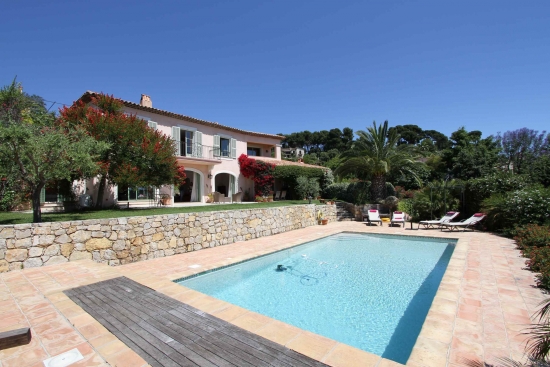 Belle villa de style provençal situé dans les collines de la ville d'Antibes