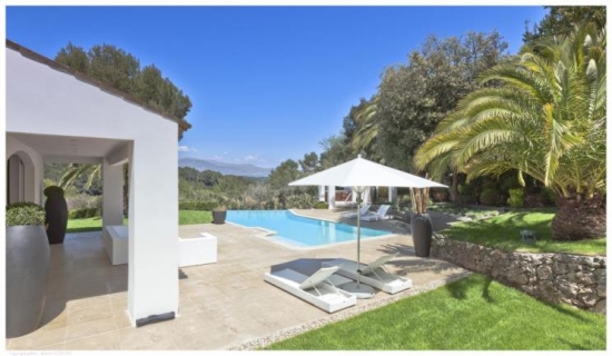 Belle villa avec récemment rénové, situé dans le prestigieux quartier à proximité de terrains et internationaux écoles