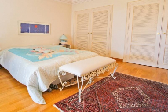 Beautiful residence with park, swimming pool and tennis, located in a very quiet location