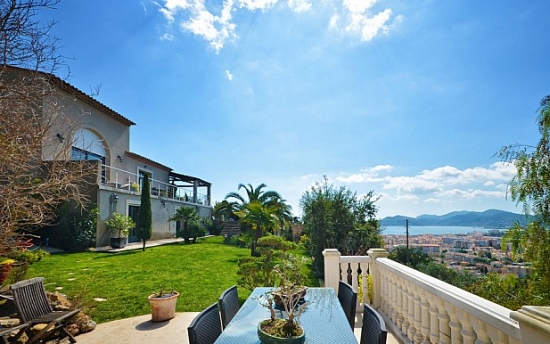 Красивая, полностью обновлённая 3 года назад вилла в современном стиле с панорамным видом на море, в тихом, солнечном месте, с отдельными апартаментами.