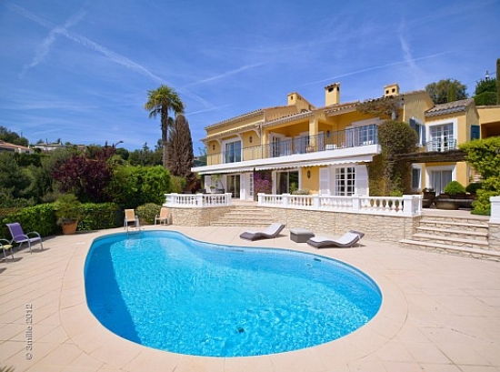 Dans le coeur du quartier calme de Super Cannes, belle villa avec un excellent service et un décor élégant