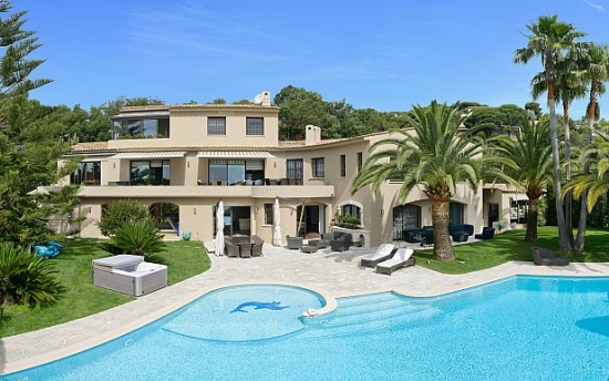 Une grande maison de plus de 500 m² avec piscine et jardin de 3800 m²