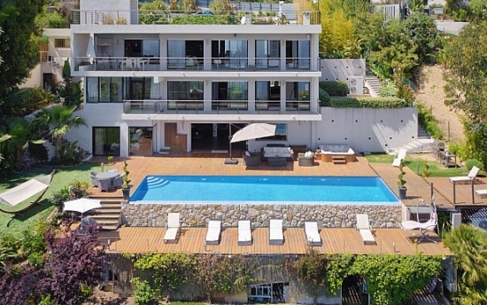 Villa de luxe de 3 étages avec un décor raffiné et moderne