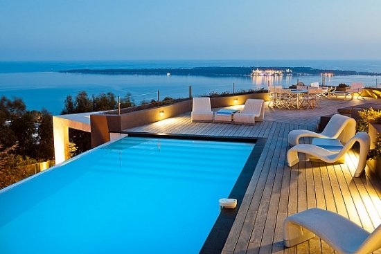 Magnifique villa construite sur deux étages dans un style contemporain