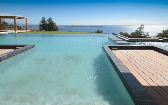 Belle nouveau villa de style Californien avec beaucoup de grande fenêtres