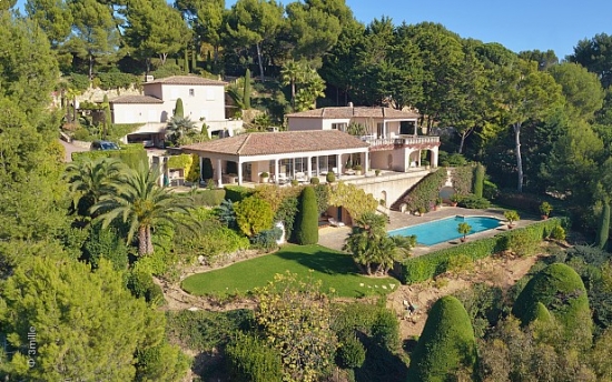Élégant villa provençale avec vue panoramique sur la mer