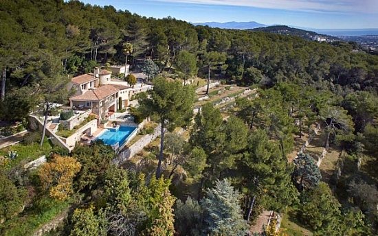 Beautiful property located on a plot of land with a beautiful garden and forest