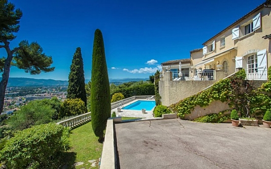 Magnifique villa de 430 mètres carrés, situé dans le prestigieux quartier résidentiel de Le Cannet