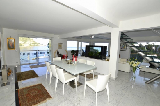 Magnificent penthouse in excellent condition in residence with sea view