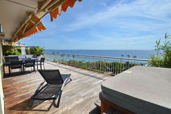 Bel appartement situé dans le parc en face de la mer