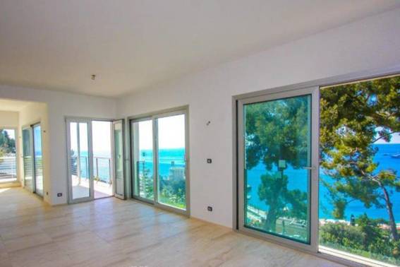 Nouvelle villa moderne avec vue sur la mer et piscine à Roquebrune-Cap-Martin, 200m2