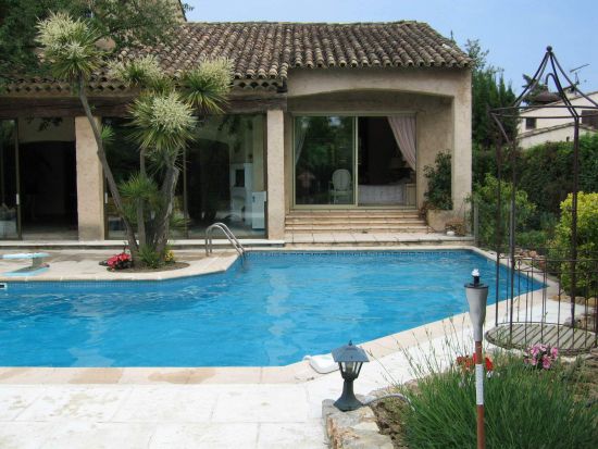 La villa de deux étages à louer à Juan-les-Pins