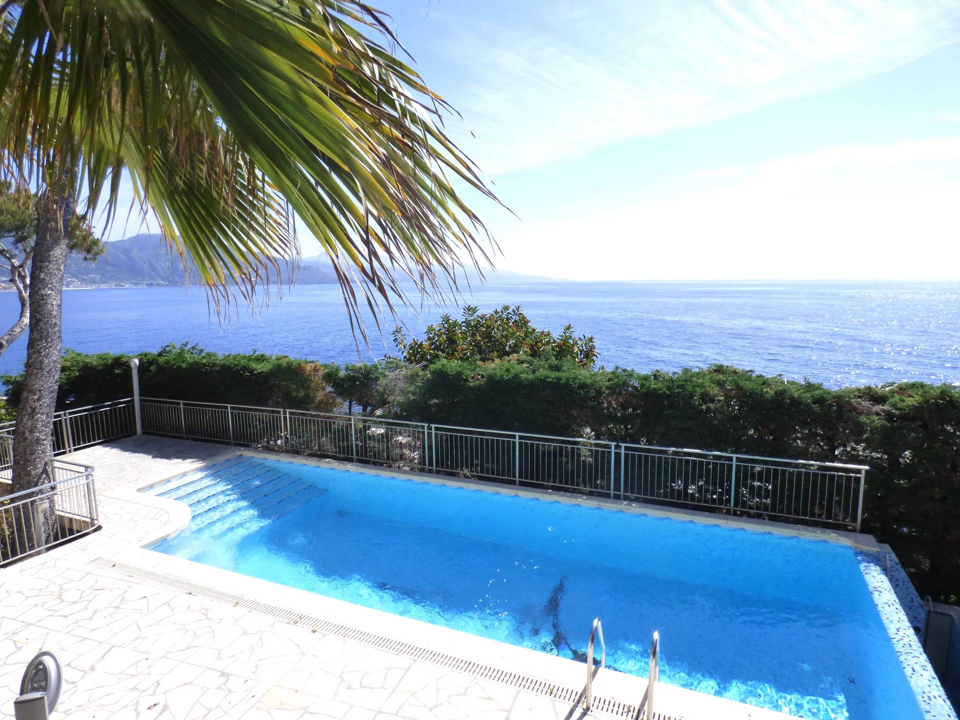 VILLA FRONT MER AVEC PISCINE - RFC43010821VV