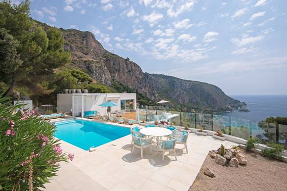 Villa à Eze sur Mer, donnant sur la piscine de la mer et la natation