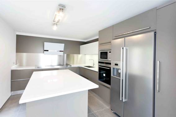 Villa à vendre dans un quartier résidentiel sur les hauteurs de Cannes, avec vue sur la mer