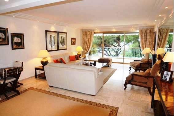 Apartment in Cannes on the Boulevard de la Croisette with a beautiful view of the sea, 104m2, 2 bedrooms