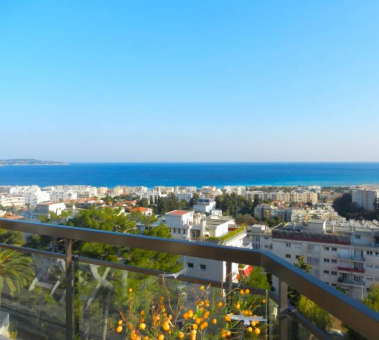 Appartement de deux étages de 157 m2, situé au dernier étage avec une terrasse de 80 m2.