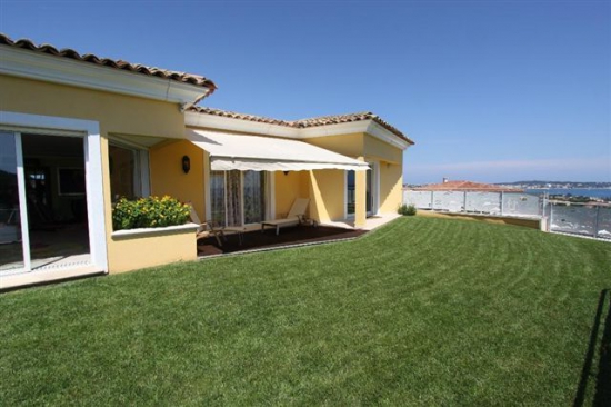 Belle villa avec une vue panoramique sur la mer