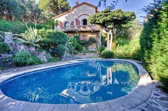 Belle villa dans le style provençal, avec une vue panoramique sur la baie de Villefranche sur Mer et le Cap Ferrat