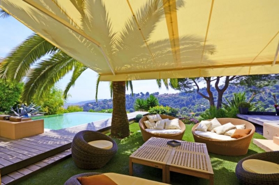 Beautiful modern villa of 275 m2 in a gated community just five minutes from the center of Nice