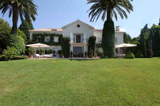 Аренда красивой виллы на плоском участке в Каннах