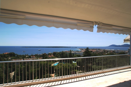 Закрытая резиденция с бассейном и теннисом