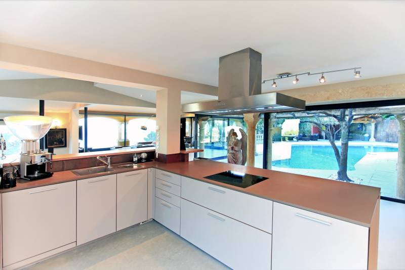 Villa dans un espace clos sur la position dominante à Théoule-sur-Mer