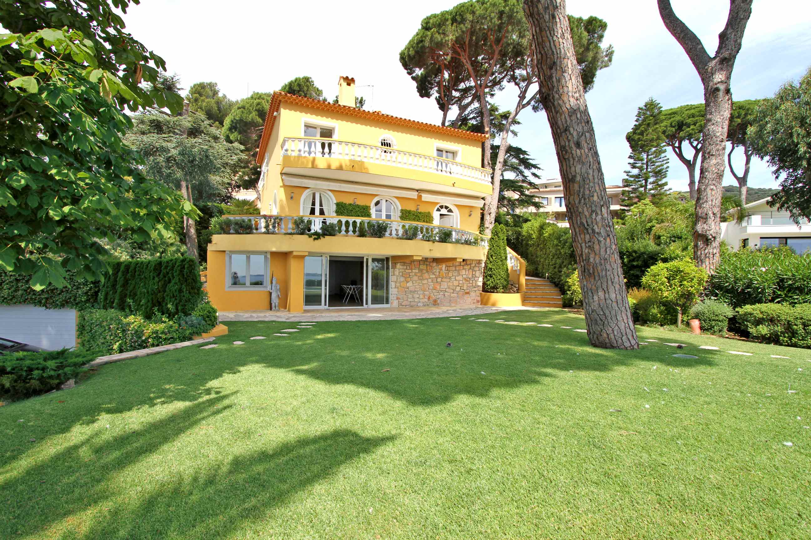 Belle villa de 300 m2, situé dans un village fermée au quart inférieur de la Californie.