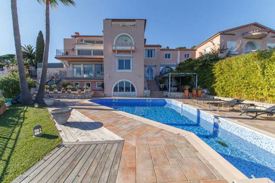 Location villa moderne avec vue panoramique sur la mer