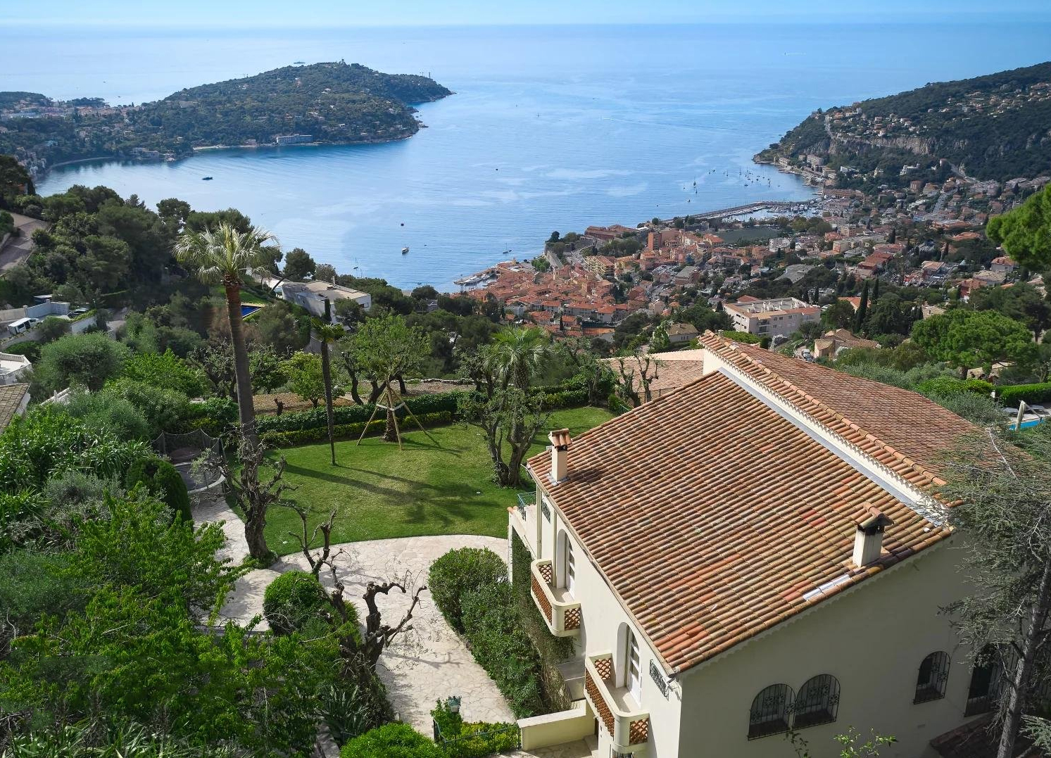Villa 400 m2 avec piscine sur les hauteurs de Villefranche - RFC46050223VV
