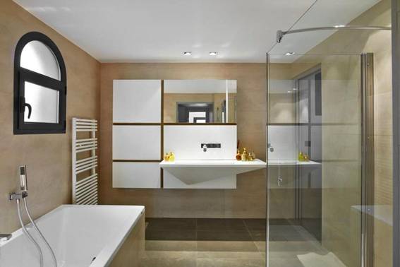 Villa à Golfe Juan avec une vue magnifique sur la mer et le Cap d'Antibes se trouve à 10 minutes à pied de la Croisette