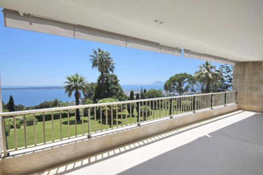 Duplex For Sale in Cannes, in the area of California