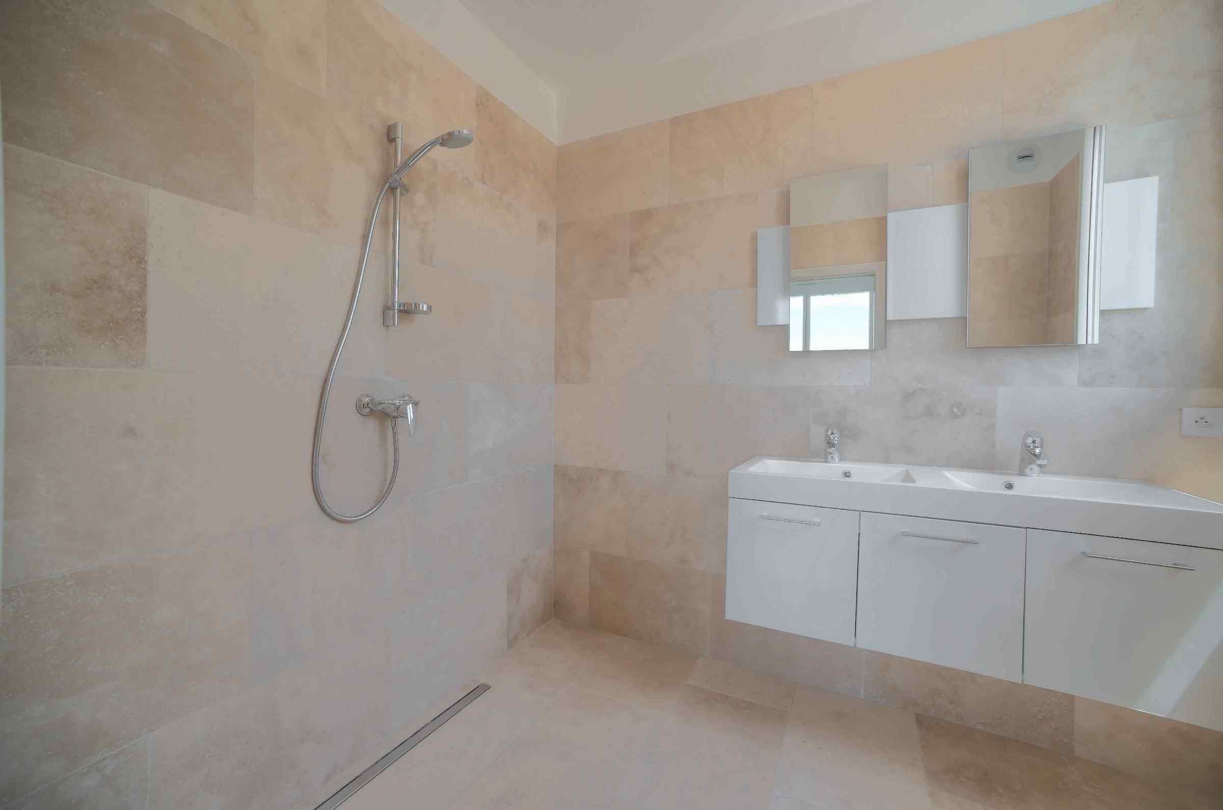 Nouvelle villa à Villefranche-sur-Mer, surplombant la mer, 215m2