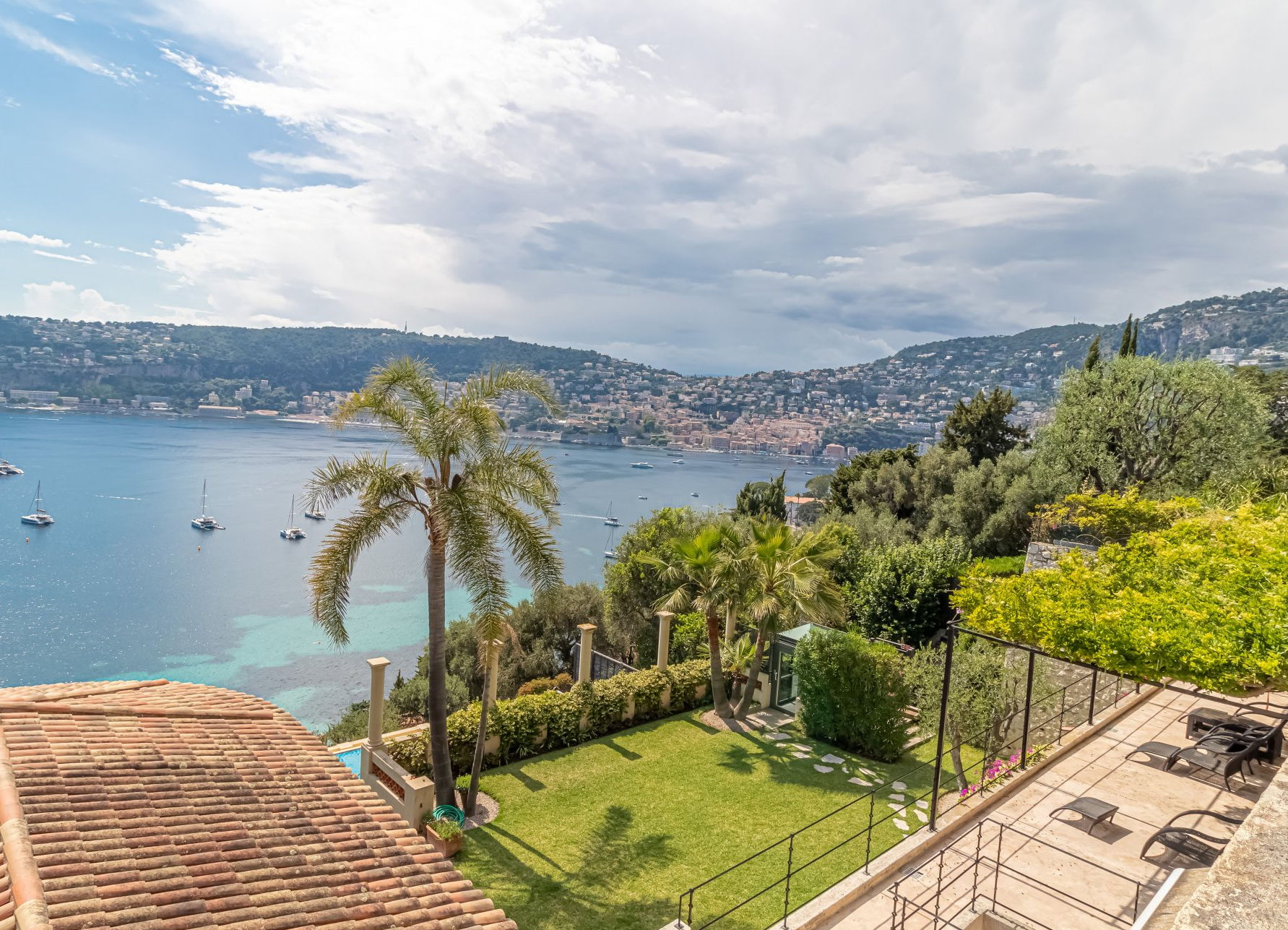 Villa 450 m2 avec piscine et garage - RFC45361222VV